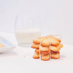 sablés cookies with a glass of milk to the side