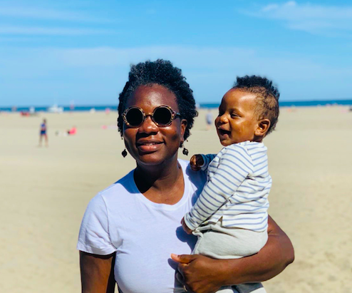 une femme tenant un bébé sur la plage