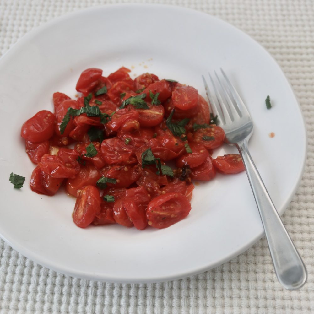 tomates rôties sur assiette blanche