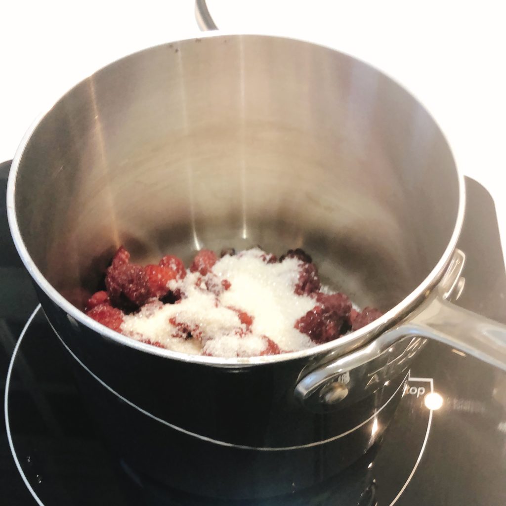 framboise, sucre, jus de citron, sel dans une petite casserole