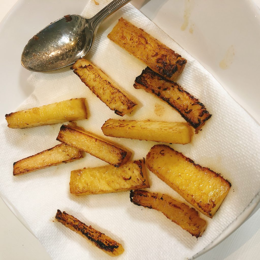 Fried pineapple with a plate with paper towel