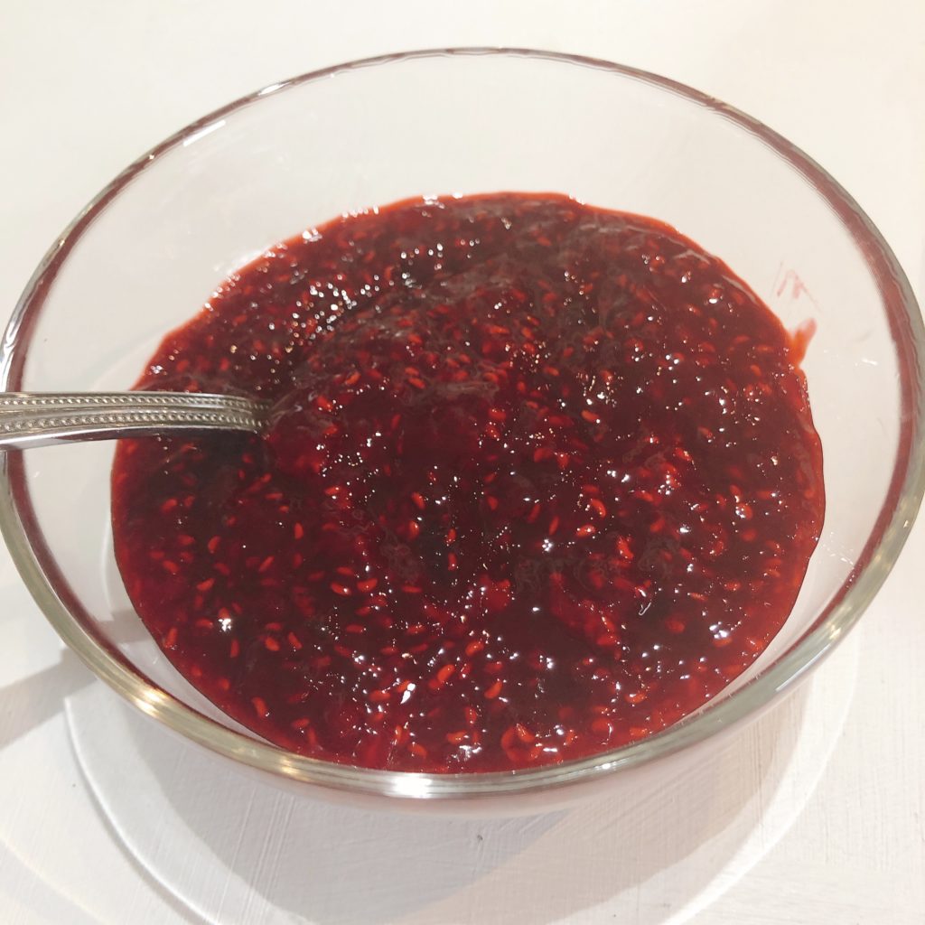 sauce framboise dans un bol