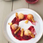 beignets à la sauce framboise et à l'ananas