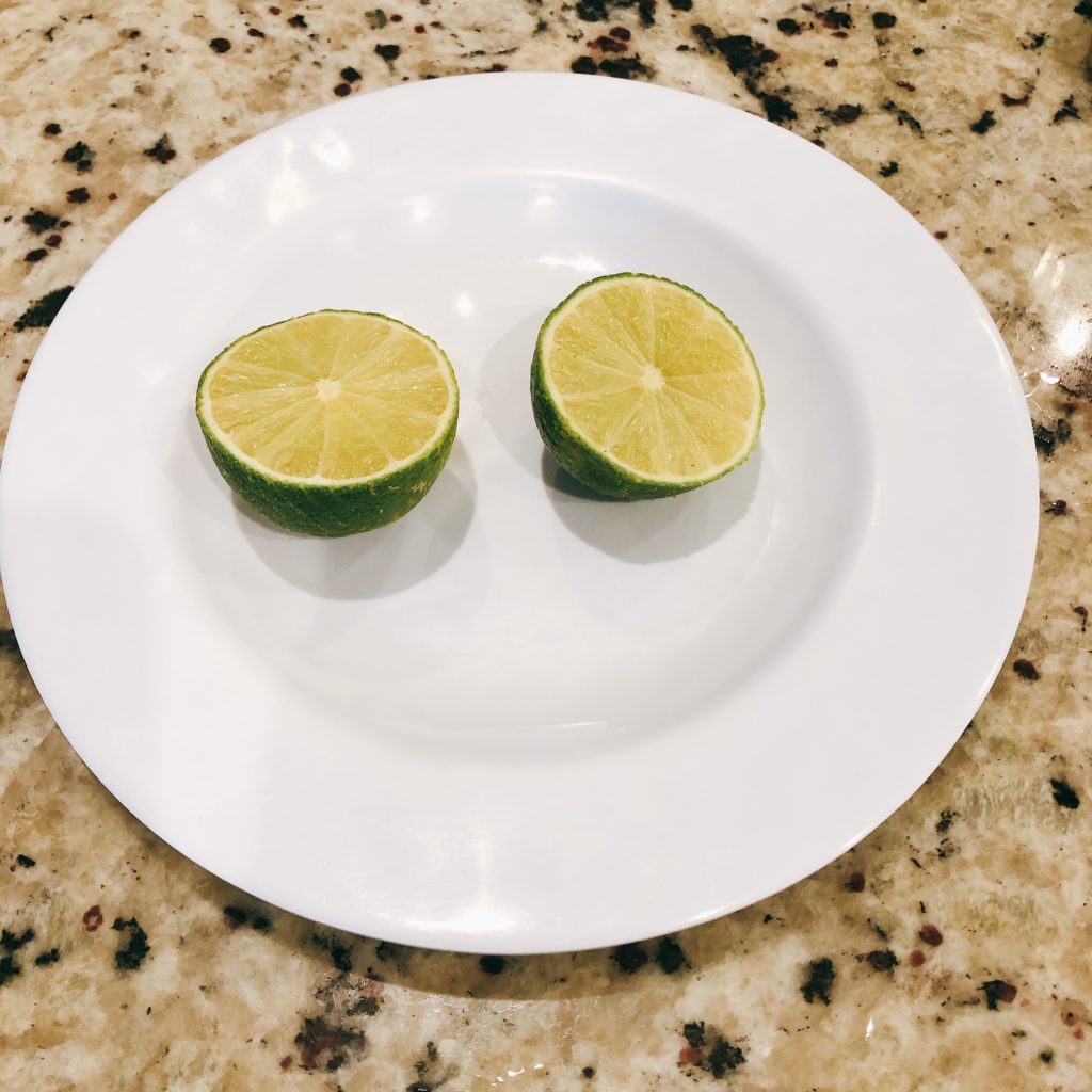citron vert sur une assiette