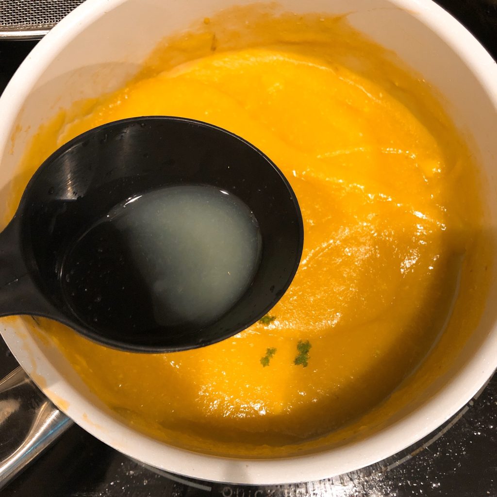purée de mangue dans une casserole avec du jus et du zeste de citron vert