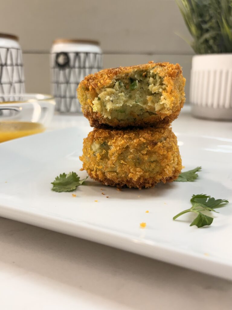 Galettes de plantain empilées sur une assiette blanche