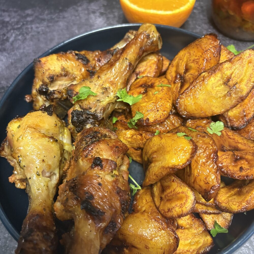 Plantains frits accompagnés d'une sauce à l'huile pimentée