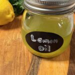 huile de citron dans un bocal en verre