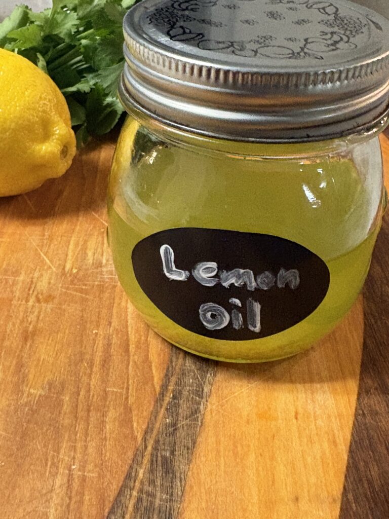 de l'huile de citron dans un bocal