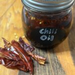 de l'huile pimentée en bocal